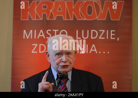 Il professor Adam Strzgoffrz è diventato il premio dell'edizione di quest'anno della medaglia "per la saggezza civica" premiata dalla rivista mensile di Cracovia durante una cerimonia nel municipio di Cracovia. La rivista ha onorato il Professor Strzgoffrz per aver commentato la realtà e per aver difeso la dignità e l'indipendenza del giudice. Lunedì 5 marzo 2018 a Cracovia, Polonia. (Foto di Artur Widak/NurPhoto) Foto Stock