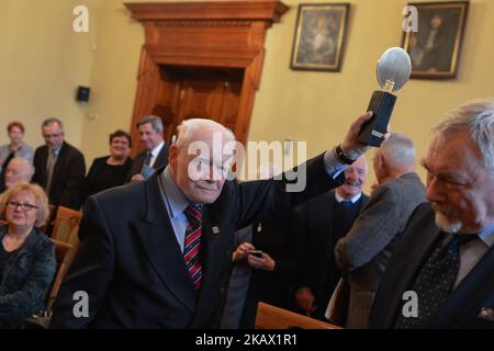 Il professor Adam Strzgoffrz è diventato il premio dell'edizione di quest'anno della medaglia "per la saggezza civica" premiata dalla rivista mensile di Cracovia durante una cerimonia nel municipio di Cracovia. La rivista ha onorato il Professor Strzgoffrz per aver commentato la realtà e per aver difeso la dignità e l'indipendenza del giudice. Lunedì 5 marzo 2018 a Cracovia, Polonia. (Foto di Artur Widak/NurPhoto) Foto Stock