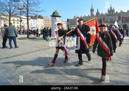 Persone di tutte le età viste durante le celebrazioni della Giornata dei "soldati maledetti" a Cracovia. I "soldati maledetti" (polacchi: Zolnierze wykleci) si applicarono a una varietà di movimenti polacchi anti-sovietici o anti-comunisti di resistenza formati nelle fasi successive della seconda guerra mondiale e nelle sue conseguenze da parte di alcuni membri dello Stato Underground polacco. Domenica 4 marzo 2018 a Cracovia, Polonia. (Foto di Artur Widak/NurPhoto) Foto Stock