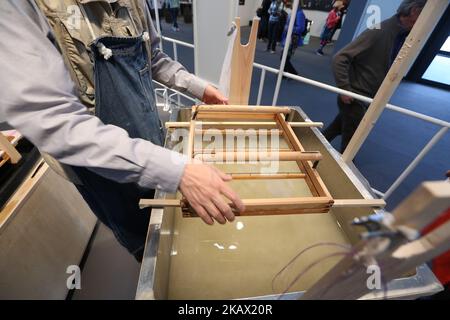 Uomo che produce 'carta giapponese' presso uno stand della Aichi Unversity of the Arts alla Handwerksmesse (fiera dell'artigianato) di Monaco. (Foto di Alexander Pohl/NurPhoto) Foto Stock