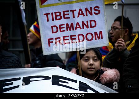 I tibetani e i sostenitori del Tibet hanno tenuto un raduno fuori Downing Street e hanno marciato presso l'ambasciata cinese il 10 marzo 2018 per commemorare il 59th° anniversario della rivolta nazionale tibetana e manifestare contro l'occupazione della Cina e le violazioni dei diritti umani in Tibet. (Foto di Chrissa Giannakoudi/NurPhoto) Foto Stock