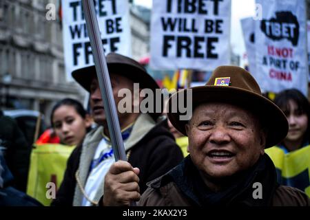 I tibetani e i sostenitori del Tibet hanno tenuto un raduno fuori Downing Street e hanno marciato presso l'ambasciata cinese il 10 marzo 2018 per commemorare il 59th° anniversario della rivolta nazionale tibetana e manifestare contro l'occupazione della Cina e le violazioni dei diritti umani in Tibet. (Foto di Chrissa Giannakoudi/NurPhoto) Foto Stock