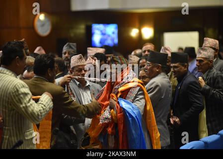 I membri del Parlamento e i sostenitori celebrano offrendo fiori a Krishna Bahadur Mahara dopo aver eletto all'unanimità il 10 marzo 2018 a Kathmandu, Nepal. (Foto di Narayan Maharjan/NurPhoto) Foto Stock