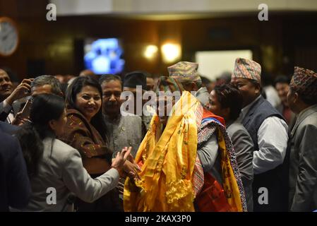 I membri del Parlamento e i sostenitori celebrano offrendo fiori a Krishna Bahadur Mahara dopo aver eletto all'unanimità il 10 marzo 2018 a Kathmandu, Nepal. (Foto di Narayan Maharjan/NurPhoto) Foto Stock