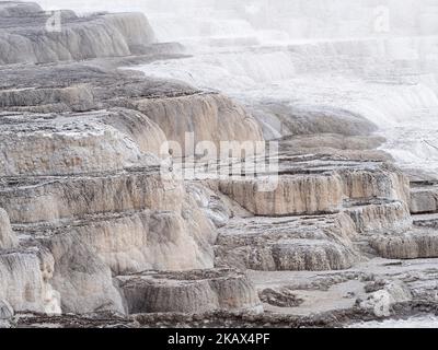 Terrazze di travertino, sorgenti termali di Mammoth, parco nazionale di Yellowstone, Wyoming, Stati Uniti, Giugno 2019 Foto Stock