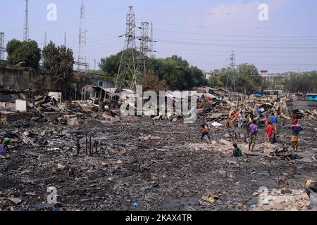 Popoli di baraccopoli del Bangladesh che vivono sotto il cielo aperto dopo un incendio all'ultimo lunedì che brucia 4.000 baraccopoli a Mirpur a Dhaka il 13 marzo 2018. Il fuoco è iniziato l'ultimo lunedì il 12 marzo 2018. Almeno il fuoco ha bruciato 4.000 shanties a Ilias Molla Slum a Mirpur a Dhaka. Circa 25.000 persone vivono nei 70 bighas di terra di Ilias Molla Slum, la maggior parte dei quali sono lavoratori a basso reddito. Una parte significativa della popolazione lavora in varie fabbriche di indumenti Mirpur. Molte delle case immagazzinato rottami di stoffa, che può aver contribuito alla velocità che il fuoco si è diffuso, un locale ha detto. (Foto di Mehedi Hasa Foto Stock