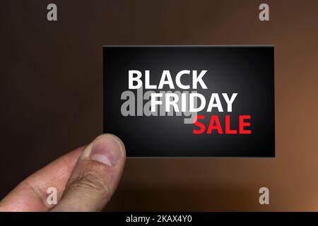 In possesso di un biglietto per il Black Friday Foto Stock