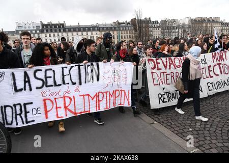 Un centinaio di studenti e studenti delle scuole superiori si sono recati a Parigi il 15 marzo 2018 contro la proposta di riforma della legge Visal. (Foto di Julien Mattia/NurPhoto) Foto Stock