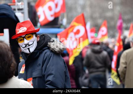 30000 pensionati secondo le organizzazioni marciarono da Montparnasse agli Invalides contro l'ascesa del CSG e contro la riforma pensionistica a Parigi, in Francia, il 15 marzo 2018.(Foto di Julien Mattia/NurPhoto) Foto Stock