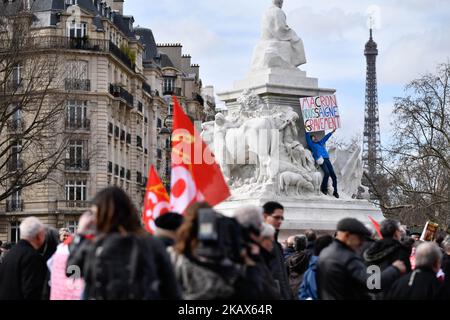 30000 pensionati secondo le organizzazioni marciarono da Montparnasse agli Invalides contro l'ascesa del CSG e contro la riforma pensionistica a Parigi, in Francia, il 15 marzo 2018.(Foto di Julien Mattia/NurPhoto) Foto Stock