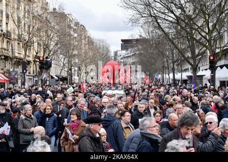 30000 pensionati secondo le organizzazioni marciarono da Montparnasse agli Invalides contro l'ascesa del CSG e contro la riforma pensionistica a Parigi, in Francia, il 15 marzo 2018.(Foto di Julien Mattia/NurPhoto) Foto Stock