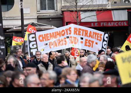 30000 pensionati secondo le organizzazioni marciarono da Montparnasse agli Invalides contro l'ascesa del CSG e contro la riforma pensionistica a Parigi, in Francia, il 15 marzo 2018.(Foto di Julien Mattia/NurPhoto) Foto Stock