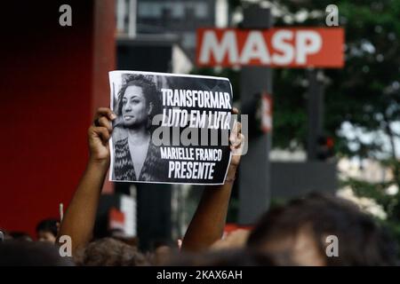 I manifestanti protestano contro gli omicidi della consigliera Marielle Franco (PSOL), 38 anni, e Anderson Pedro Gomes, 39 anni, presso Avenida Paulista a Sao Paulo, Brasile, il 15 marzo 2018. Sono stati uccisi ieri, 14 marzo 2018, nel centro di Rio de Janeiro. (Foto di Fabio Vieira/FotoRua/NurPhoto) Foto Stock