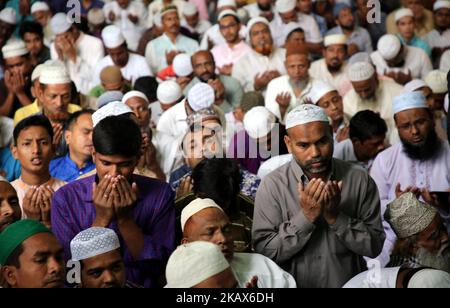 I devoti musulmani offrono preghiere speciali per le vittime degli incidenti aerei US-Bangla alla Moschea Centrale di Baitul Mukarram dopo la preghiera di Jumma venerdì a Dhaka, Bangladesh, il 16 marzo 2018. (Foto di Sony Ramany/NurPhoto) Foto Stock