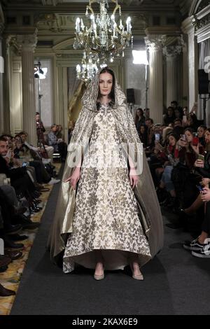 Un modello mostra un DESIGN EMILIO SALINAS durante la settimana della moda ATELIER COUTURE sposa alla moda e lusso in cerimonia al Fernan Nunez Palace a Madrid 15 marzo 2018 (Foto di Oscar Gonzalez/NurPhoto) Foto Stock