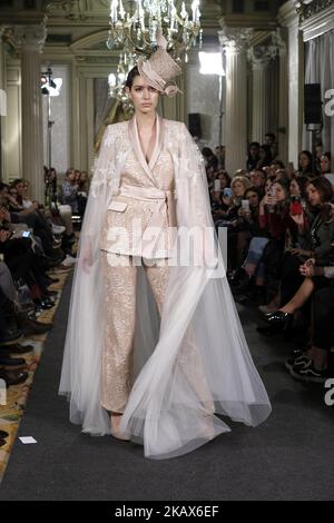 Un modello mostra un DESIGN EMILIO SALINAS durante la settimana della moda ATELIER COUTURE sposa alla moda e lusso in cerimonia al Fernan Nunez Palace a Madrid 15 marzo 2018 (Foto di Oscar Gonzalez/NurPhoto) Foto Stock