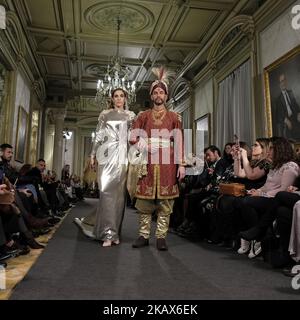 Un modello mostra un DESIGN EMILIO SALINAS durante la settimana della moda ATELIER COUTURE sposa alla moda e lusso in cerimonia al Fernan Nunez Palace a Madrid 15 marzo 2018 (Foto di Oscar Gonzalez/NurPhoto) Foto Stock