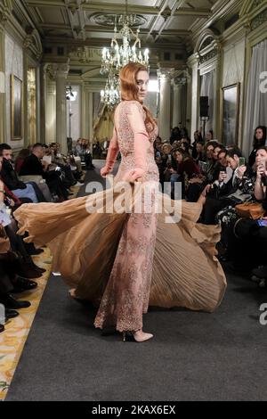 Un modello mostra un DESIGN EMILIO SALINAS durante la settimana della moda ATELIER COUTURE sposa alla moda e lusso in cerimonia al Fernan Nunez Palace a Madrid 15 marzo 2018 (Foto di Oscar Gonzalez/NurPhoto) Foto Stock