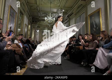 Un modello mostra un DESIGN EMILIO SALINAS durante la settimana della moda ATELIER COUTURE sposa alla moda e lusso in cerimonia al Fernan Nunez Palace a Madrid 15 marzo 2018 (Foto di Oscar Gonzalez/NurPhoto) Foto Stock