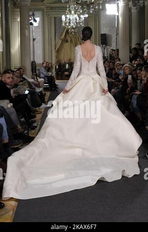 Un modello mostra un DESIGN EMILIO SALINAS durante la settimana della moda ATELIER COUTURE sposa alla moda e lusso in cerimonia al Fernan Nunez Palace a Madrid 15 marzo 2018 (Foto di Oscar Gonzalez/NurPhoto) Foto Stock