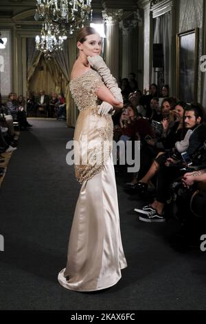 Un modello mostra un DESIGN EMILIO SALINAS durante la settimana della moda ATELIER COUTURE sposa alla moda e lusso in cerimonia al Fernan Nunez Palace a Madrid 15 marzo 2018 (Foto di Oscar Gonzalez/NurPhoto) Foto Stock