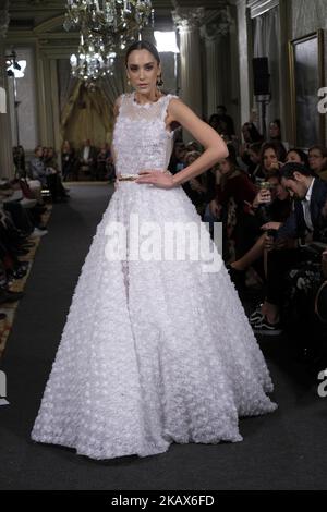 Un modello mostra un DESIGN EMILIO SALINAS durante la settimana della moda ATELIER COUTURE sposa alla moda e lusso in cerimonia al Fernan Nunez Palace a Madrid 15 marzo 2018 (Foto di Oscar Gonzalez/NurPhoto) Foto Stock