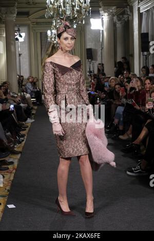 Un modello mostra un DESIGN EMILIO SALINAS durante la settimana della moda ATELIER COUTURE sposa alla moda e lusso in cerimonia al Fernan Nunez Palace a Madrid 15 marzo 2018 (Foto di Oscar Gonzalez/NurPhoto) Foto Stock