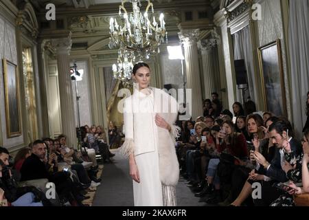 Un modello mostra un DESIGN EMILIO SALINAS durante la settimana della moda ATELIER COUTURE sposa alla moda e lusso in cerimonia al Fernan Nunez Palace a Madrid 15 marzo 2018 (Foto di Oscar Gonzalez/NurPhoto) Foto Stock