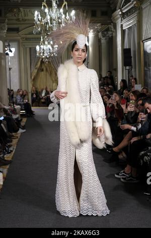 Un modello mostra un DESIGN EMILIO SALINAS durante la settimana della moda ATELIER COUTURE sposa alla moda e lusso in cerimonia al Fernan Nunez Palace a Madrid 15 marzo 2018 (Foto di Oscar Gonzalez/NurPhoto) Foto Stock