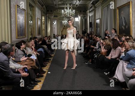 Un modello mostra un DESIGN EMILIO SALINAS durante la settimana della moda ATELIER COUTURE sposa alla moda e lusso in cerimonia al Fernan Nunez Palace a Madrid 15 marzo 2018 (Foto di Oscar Gonzalez/NurPhoto) Foto Stock