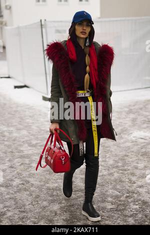 Un ospite è visto sulla strada durante la Mercedes Benz Fashion Week Russia Autunno/Inverno 2018 -2019 giorno sei il 15 marzo 2018 a Mosca, Russia. (Foto di Nataliya Petrova/NurPhoto) Foto Stock