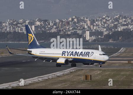 Aerei Ryanair visti nell'aeroporto internazionale di Salonicco 'Makedonia' il 17 marzo 2018. Ryanair gestisce una flotta di 420 Boeing, 419 Boeing 737-800 e 1 737-700. Ryanair ha un ordine di altri 160 aeroplani, tra cui 110 Boeing 737 MAX 200 di nuova generazione. L'aeroporto di Salonicco è il secondo più trafficato della Grecia, nel 2017 più di 6 milioni di passeggeri hanno viaggiato dall'aeroporto. Era di proprietà statale ma oggi è gestito da FRAPORT. Ryanair utilizza l'aeroporto di Salonicco come hub e ha aerei che soggiornano lì durante la notte, con equipaggio locale. (Foto di Nicolas Economou/NurPhoto) Foto Stock