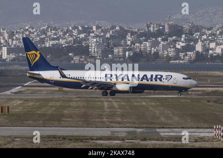 Aerei Ryanair visti nell'aeroporto internazionale di Salonicco 'Makedonia' il 17 marzo 2018. Ryanair gestisce una flotta di 420 Boeing, 419 Boeing 737-800 e 1 737-700. Ryanair ha un ordine di altri 160 aeroplani, tra cui 110 Boeing 737 MAX 200 di nuova generazione. L'aeroporto di Salonicco è il secondo più trafficato della Grecia, nel 2017 più di 6 milioni di passeggeri hanno viaggiato dall'aeroporto. Era di proprietà statale ma oggi è gestito da FRAPORT. Ryanair utilizza l'aeroporto di Salonicco come hub e ha aerei che soggiornano lì durante la notte, con equipaggio locale. (Foto di Nicolas Economou/NurPhoto) Foto Stock