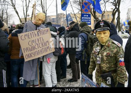 Un partecipante tiene un'effigie impiccata, raffigurante il presidente russo Vladimir Putin, durante un raduno tenuto dai nazionalisti ucraini presso l'ambasciata russa a Kyiv, Ucraina 18 marzo 2018. (Foto di Maxym Marusenko/NurPhoto) Foto Stock