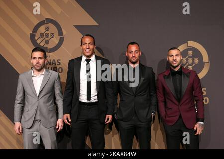 Il centrocampista portoghese Joao Moutinho (L) con il difensore portoghese Bruno Alves (CL) e il portiere portoghese Beto (CR) con il portuale Ricardo Quaresma (R) posa all'arrivo alla cerimonia 'Quinas de Ouro' 2018 tenutasi e il Pavilhao Carlos Lopes a Lisbona, Portogallo, il 19 marzo 2018. (Foto di Bruno Barros / DPI / NurPhoto) Foto Stock
