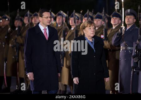 Il primo ministro polacco Mateusz Morawiecki dà il benvenuto alla cancelliera tedesca Angela Merkel prima del loro incontro a Varsavia, Polonia, il 19 marzo 2018 (Foto di Mateusz Wlodarczyk/NurPhoto) Foto Stock