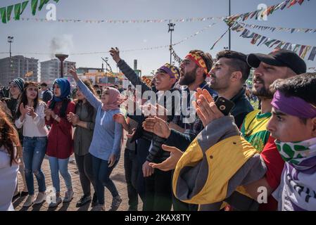 Decine di migliaia di curdi hanno celebrato Newroz, il nuovo anno curdo, a Diyarbakir, in Turchia, il 21 marzo 2018. (Foto di Diego Cupolo/NurPhoto) Foto Stock