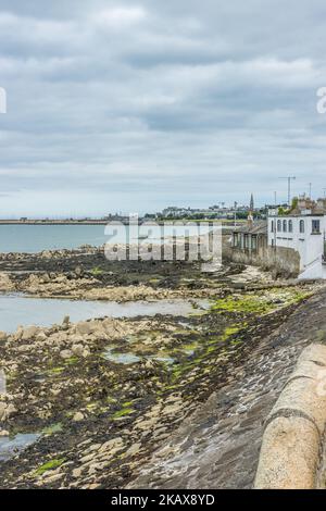 Dublino, Irlanda - 8 luglio 2022 "un'altra giornata nuvolosa a Dublino, distretto di Seapoint" Foto Stock