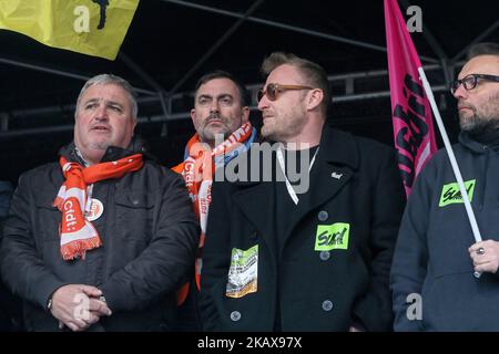 Il segretario generale del CFDT Railway Union Didier Aubert (1st L) e il segretario federale del SUD Rail Railway Union Erik Meyer (3rd L) partecipano il 22 marzo 2018 a una manifestazione di fronte alla stazione ferroviaria Gare de l’Est di Parigi per protestare contro la serie di riforme del governo francese. Migliaia di macchinisti, insegnanti e controllori del traffico aereo francesi sono stati preparati a sciopero il 22 marzo 2018 in una grande giornata di protesta contro l'impulso di riforma del presidente francese. Le camminate e le dimostrazioni sono l'ultima prova di forza per il leader centristo di 40 anni, mentre si spinge avanti con un nuovo pha Foto Stock