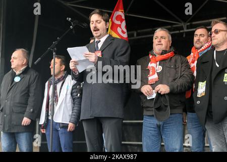 Segretario generale dell'UNSA, Roger Dillenseger (1st L), Segretario generale del sindacato CGT di cheminots Laurent Brun (3rd L), Segretario generale del CFDT, Didier Aubert (4 a L), e Segretario federale del SINDACATO ferroviario SUD Erik Meyer (6th L) Il 22 marzo 2018 assistete a una manifestazione di fronte alla stazione ferroviaria Gare de l’Est di Parigi per protestare contro la serie di riforme del governo francese. Migliaia di macchinisti, insegnanti e controllori del traffico aereo francesi sono stati preparati a sciopero il 22 marzo 2018 in una grande giornata di protesta contro la riforma del Presidente francese dr Foto Stock