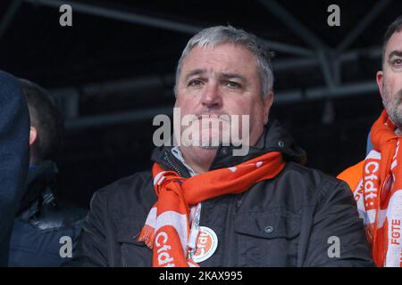 Il segretario generale dell'Unione ferroviaria CFDT Didier Aubert (C) partecipa a una manifestazione di fronte alla stazione ferroviaria Gare de l'Est a Parigi il 22 marzo 2018 per protestare contro la serie di riforme del governo francese. Migliaia di macchinisti, insegnanti e controllori del traffico aereo francesi sono stati preparati a sciopero il 22 marzo 2018 in una grande giornata di protesta contro l'impulso di riforma del presidente francese. Le passeggiate e le dimostrazioni sono l'ultima prova di forza per il leader centristo di 40 anni, mentre prosegue con una nuova fase del suo programma di revisione delle ferrovie statali e di altri servizi pubblici Foto Stock