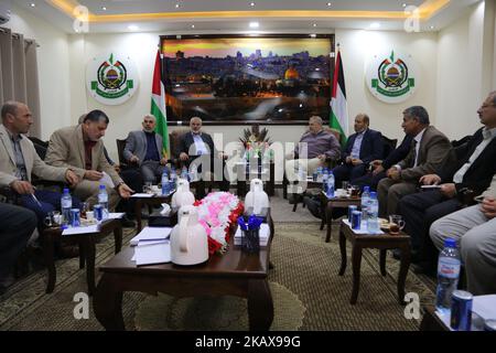 Yahya Sinwar (L), leader del movimento islamico di Hamas nella striscia di Gaza, e il capo dell'ufficio politico del movimento Ismail Haniyeh, partecipa a un incontro con le fazioni palestinesi a Gaza City giovedì 22 marzo 2018. (Foto di Majdi Fathi/NurPhoto) Foto Stock