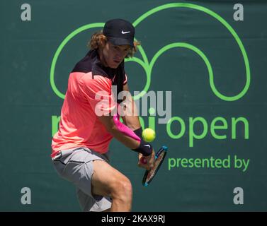 Nicolas Jarry, dal Cile, in azione contro Diego Schwartzman, dall'Argentina, durante il loro secondo turno al Miami Open. Schwartzman sconfisse Jarry 6-3, 6-1 a Miami, Florida, il 23 marzo 2018. (Foto di Manuel Mazzanti/NurPhoto) Foto Stock