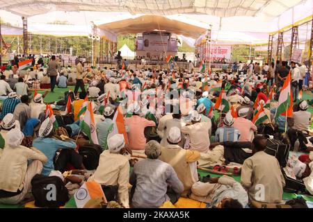 Agricoltori e sostenitori dell'attivista sociale Anna Hazare durante una protesta a digiuno contro il governo centrale a Ramlila Maidan a Nuova Delhi il 26 marzo 2018. (Foto di Nasir Kachroo/NurPhoto) Foto Stock