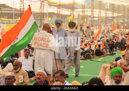 Agricoltori e sostenitori dell'attivista sociale Anna Hazare durante una protesta a digiuno contro il governo centrale a Ramlila Maidan a Nuova Delhi il 26 marzo 2018. (Foto di Nasir Kachroo/NurPhoto) Foto Stock