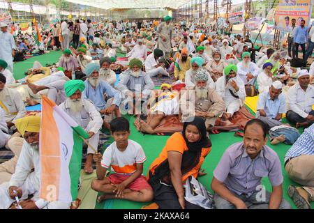 Agricoltori e sostenitori dell'attivista sociale Anna Hazare durante una protesta a digiuno contro il governo centrale a Ramlila Maidan a Nuova Delhi il 26 marzo 2018. (Foto di Nasir Kachroo/NurPhoto) Foto Stock