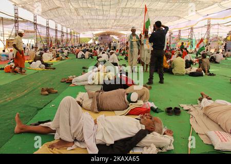 Agricoltori e sostenitori dell'attivista sociale Anna Hazare durante una protesta a digiuno contro il governo centrale a Ramlila Maidan a Nuova Delhi il 26 marzo 2018. (Foto di Nasir Kachroo/NurPhoto) Foto Stock