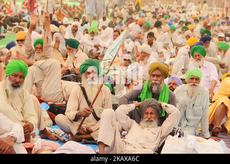 Agricoltori e sostenitori dell'attivista sociale Anna Hazare durante una protesta a digiuno contro il governo centrale a Ramlila Maidan a Nuova Delhi il 26 marzo 2018. (Foto di Nasir Kachroo/NurPhoto) Foto Stock