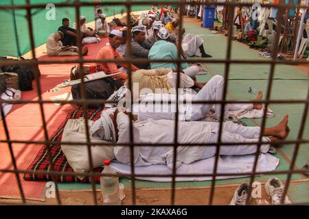 Agricoltori e sostenitori dell'attivista sociale Anna Hazare durante una protesta a digiuno contro il governo centrale a Ramlila Maidan a Nuova Delhi il 26 marzo 2018. (Foto di Nasir Kachroo/NurPhoto) Foto Stock