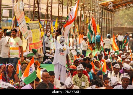 Agricoltori e sostenitori dell'attivista sociale Anna Hazare durante una protesta a digiuno contro il governo centrale a Ramlila Maidan a Nuova Delhi il 26 marzo 2018. (Foto di Nasir Kachroo/NurPhoto) Foto Stock